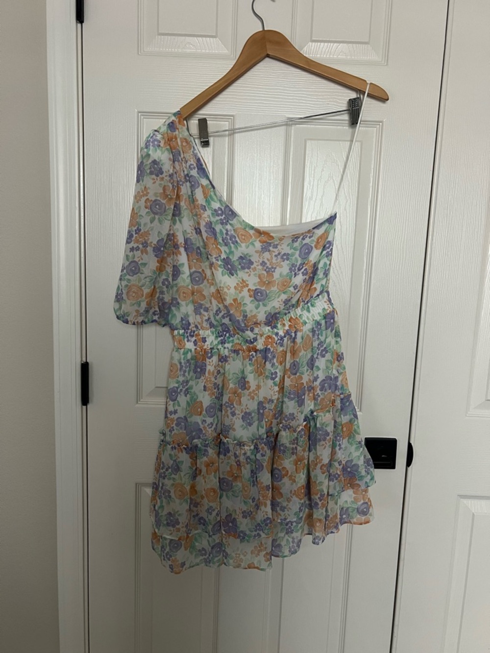 WAYF One-Shoulder Tiered Minidress featuring a pastel floral print sz L